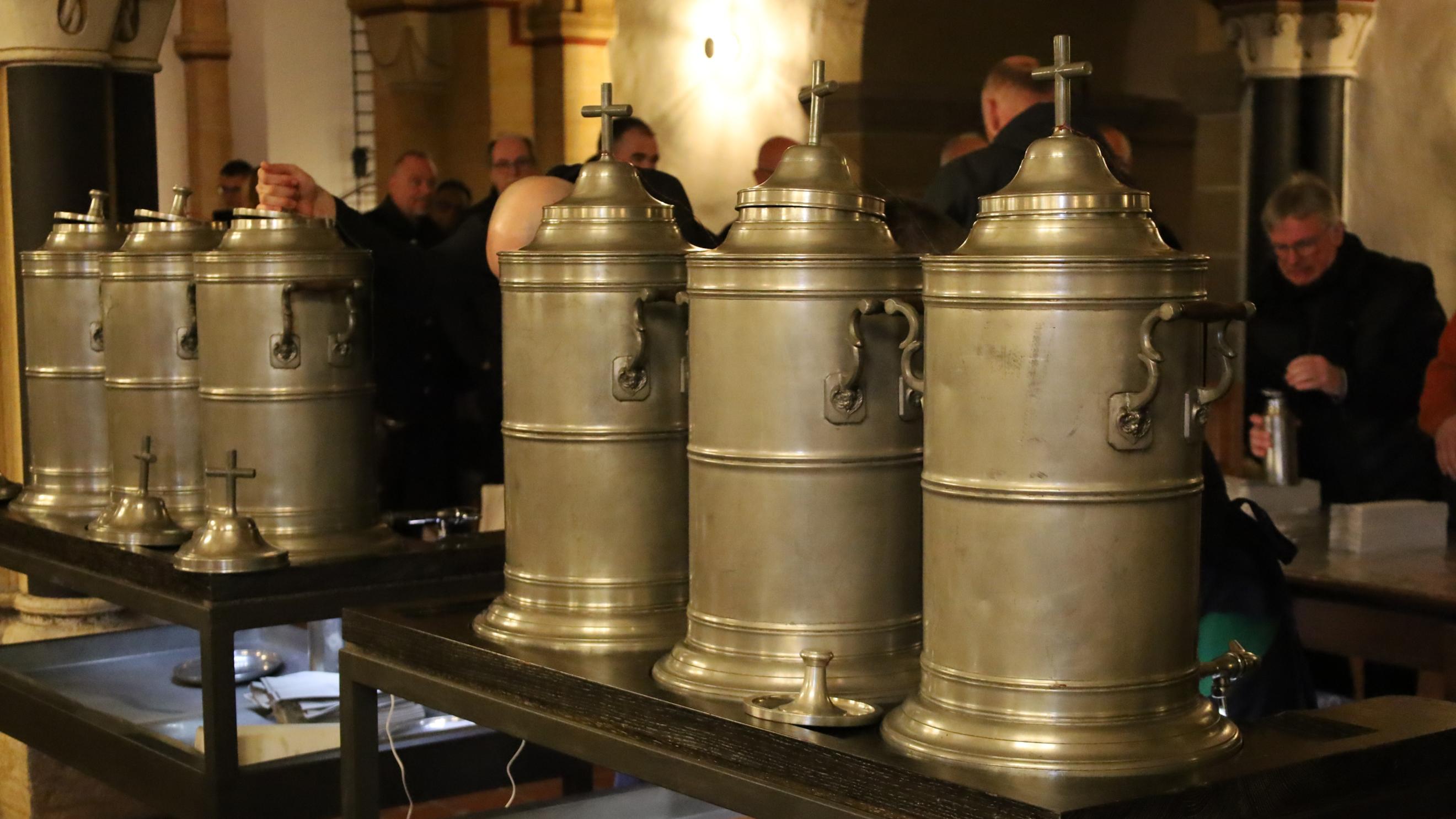 Bronzefarbene Behälter mit Chrisam-Öl