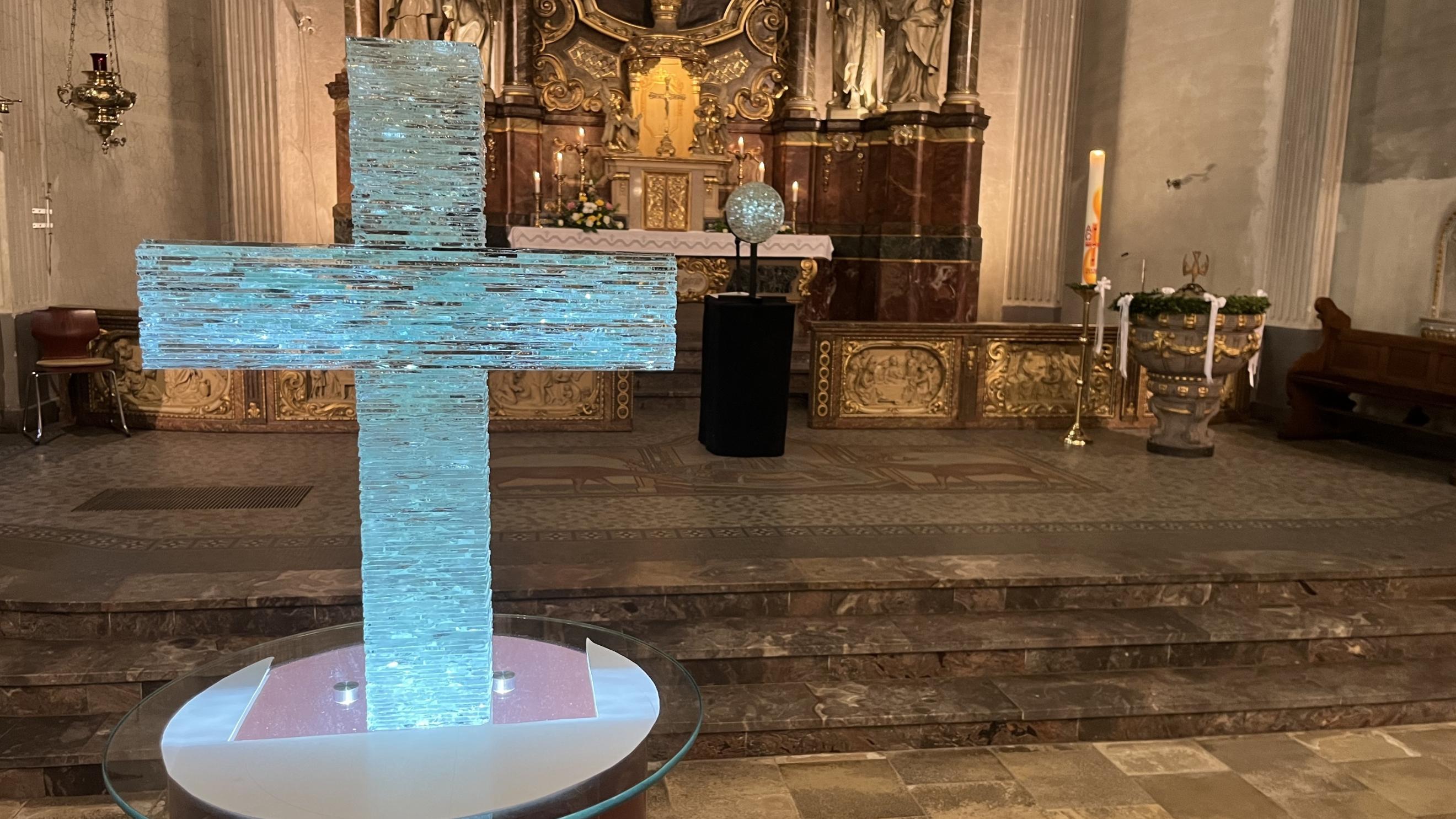 Ein beleuchtetes Kreuz - Teil der Ausstellung 'Glück in Glas' in Neunkirchen-Wiebelskirchen