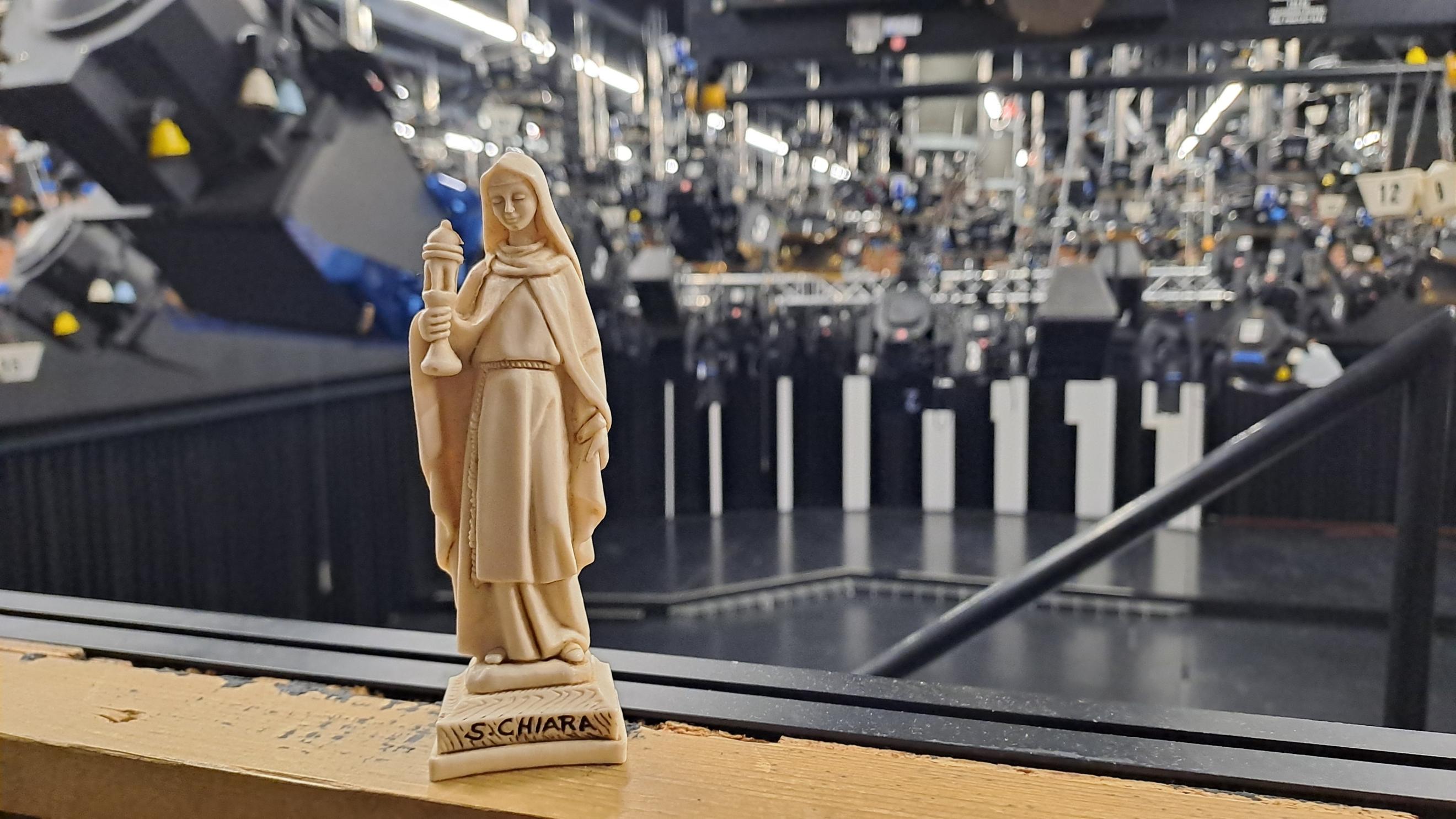 Figur der Heiligen Klara im Sendesaal des Saarländischen Rundfunks