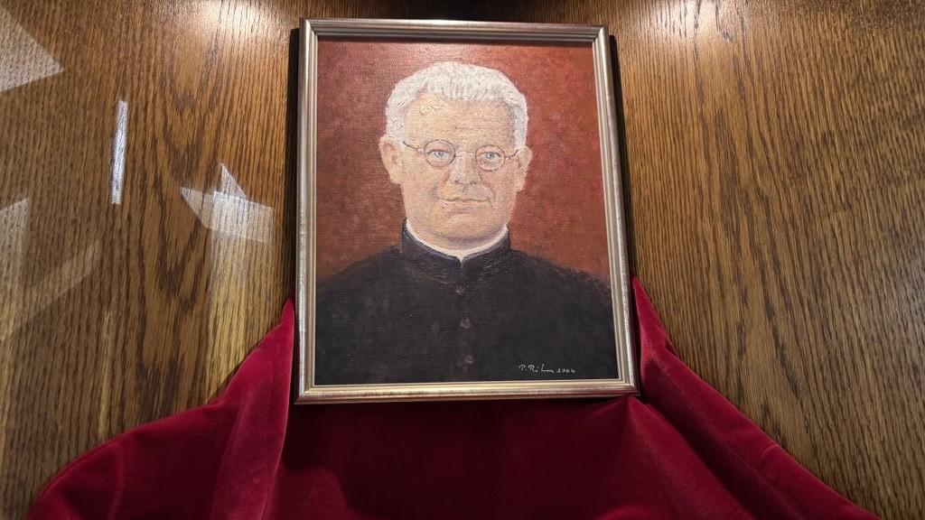 Bild von Pfarrer Johannes Schulz in der Kirche in Schwalbach-Elm