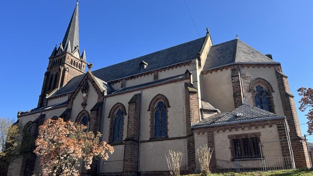 Kirche St. Gangolf, Differten, Außenansicht mit blauem Himmel