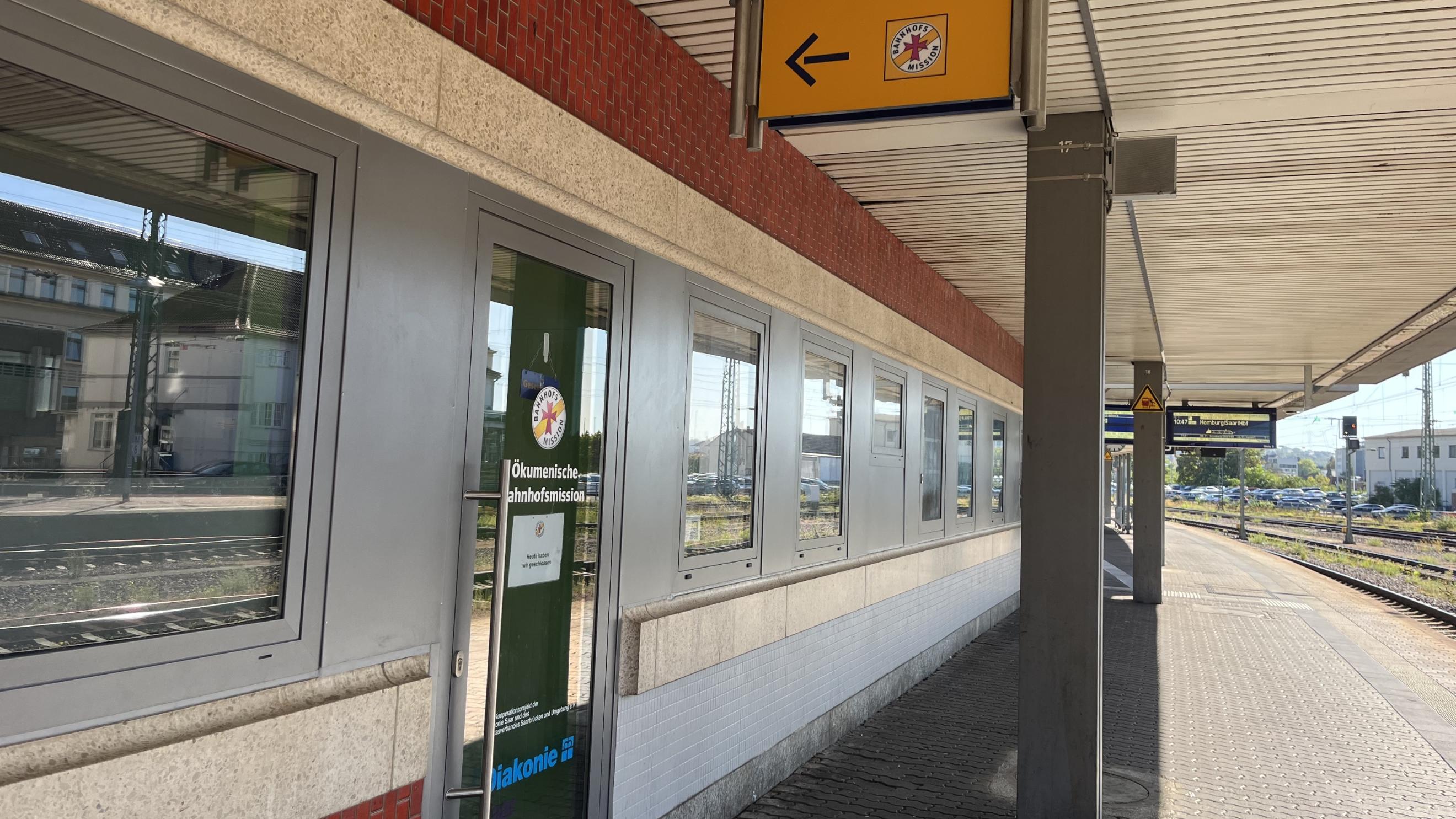 Man sieht den Eingangsbereich der Bahnhofsmission am Bahnsteig in Saarbrücken