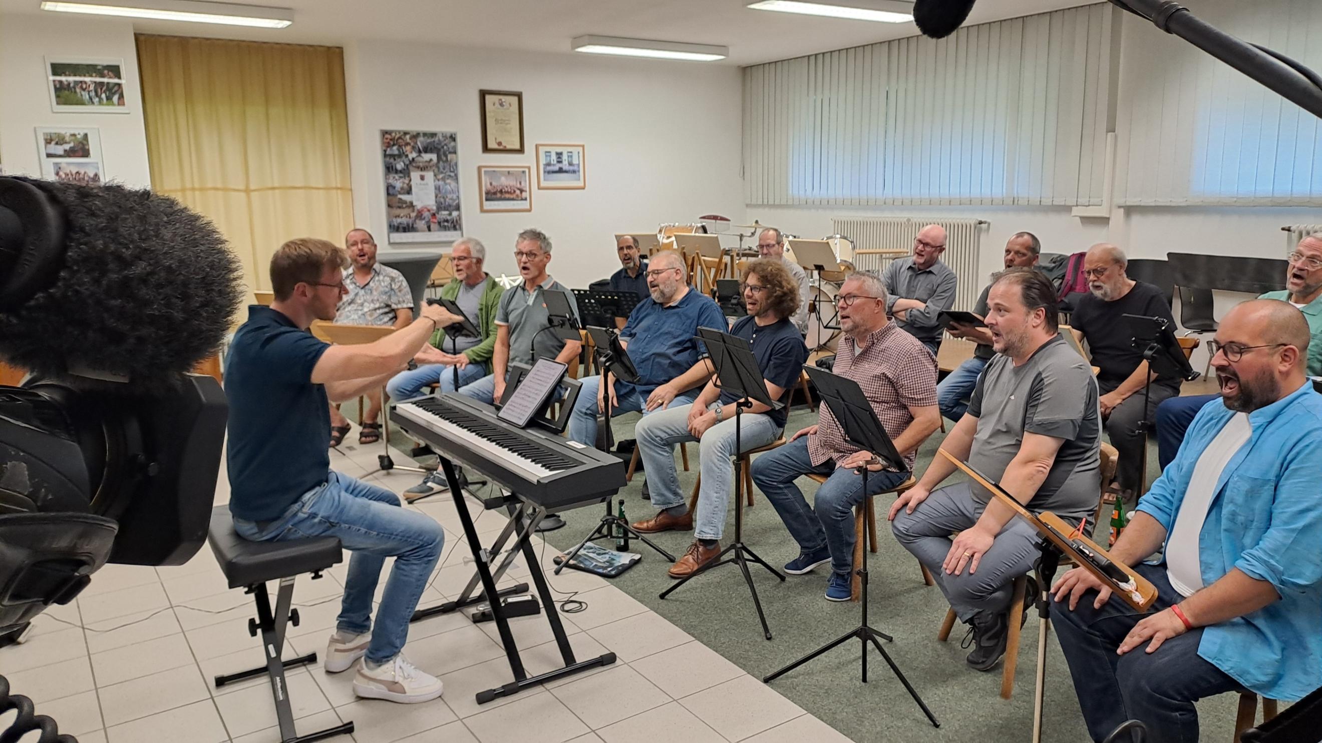 Mitglieder des Ensemble 85 bei der Chorprobe