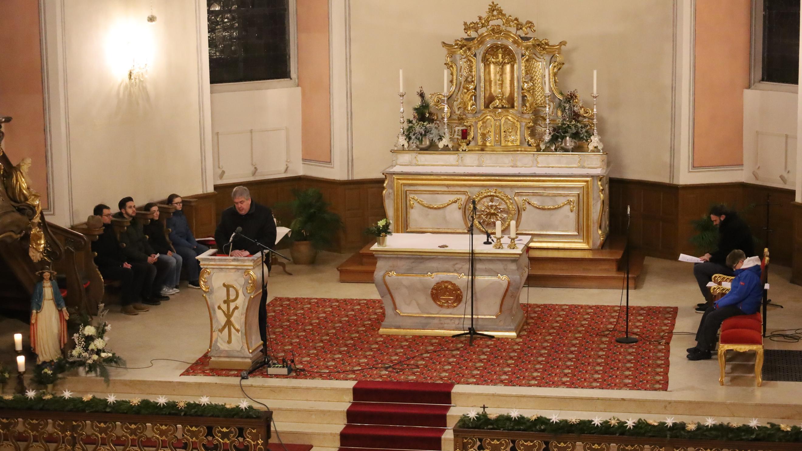Das Foto zeigt den Altarraum der Kirche St. Stephanus in Illingen mit der Kolpingjugend des Bistums Trier