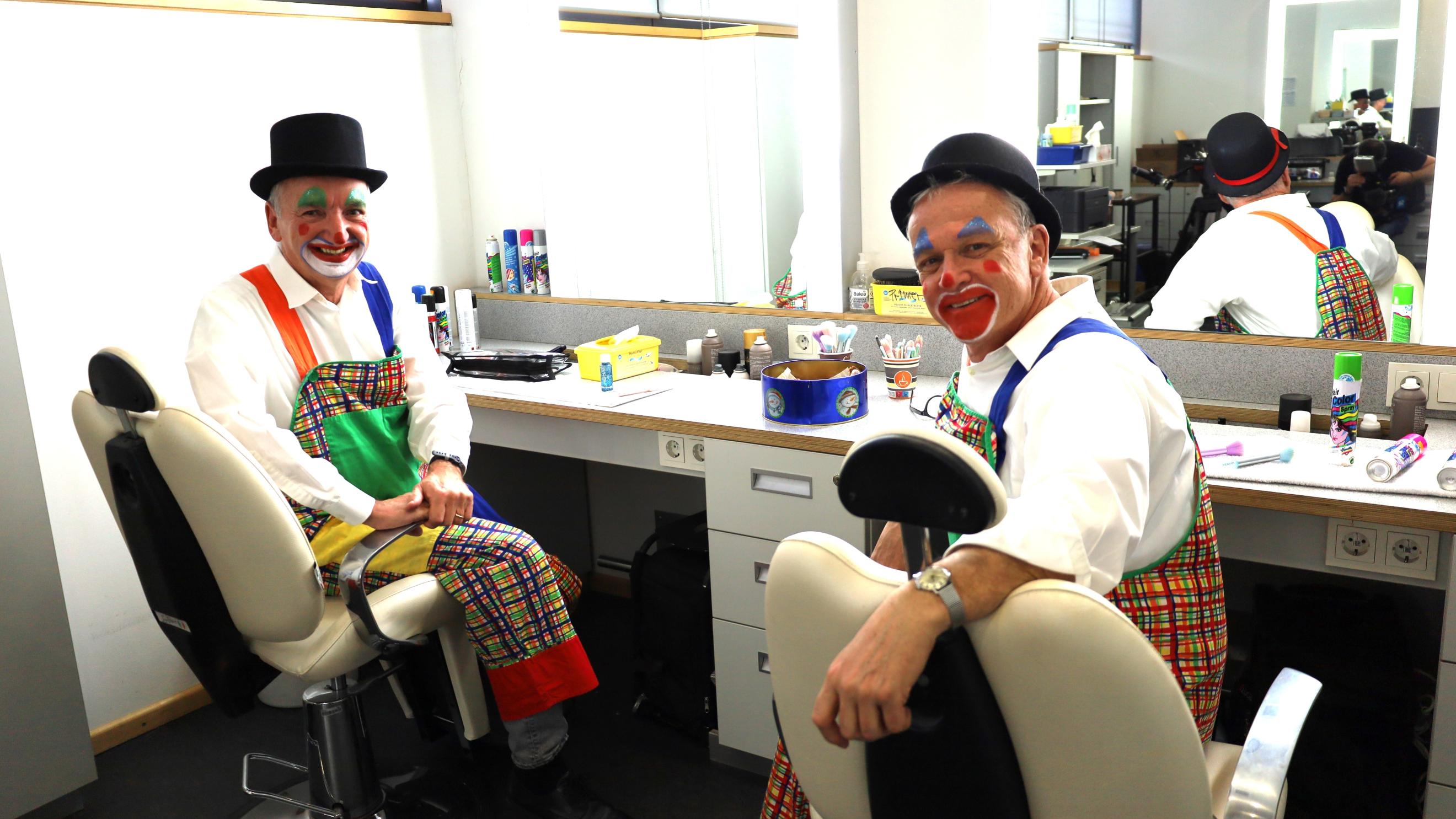 In der Maske des Saarländischen Rundfunks sitzen Georg Gitzinger und Joachim Weyand, als Clowns geschminkt.