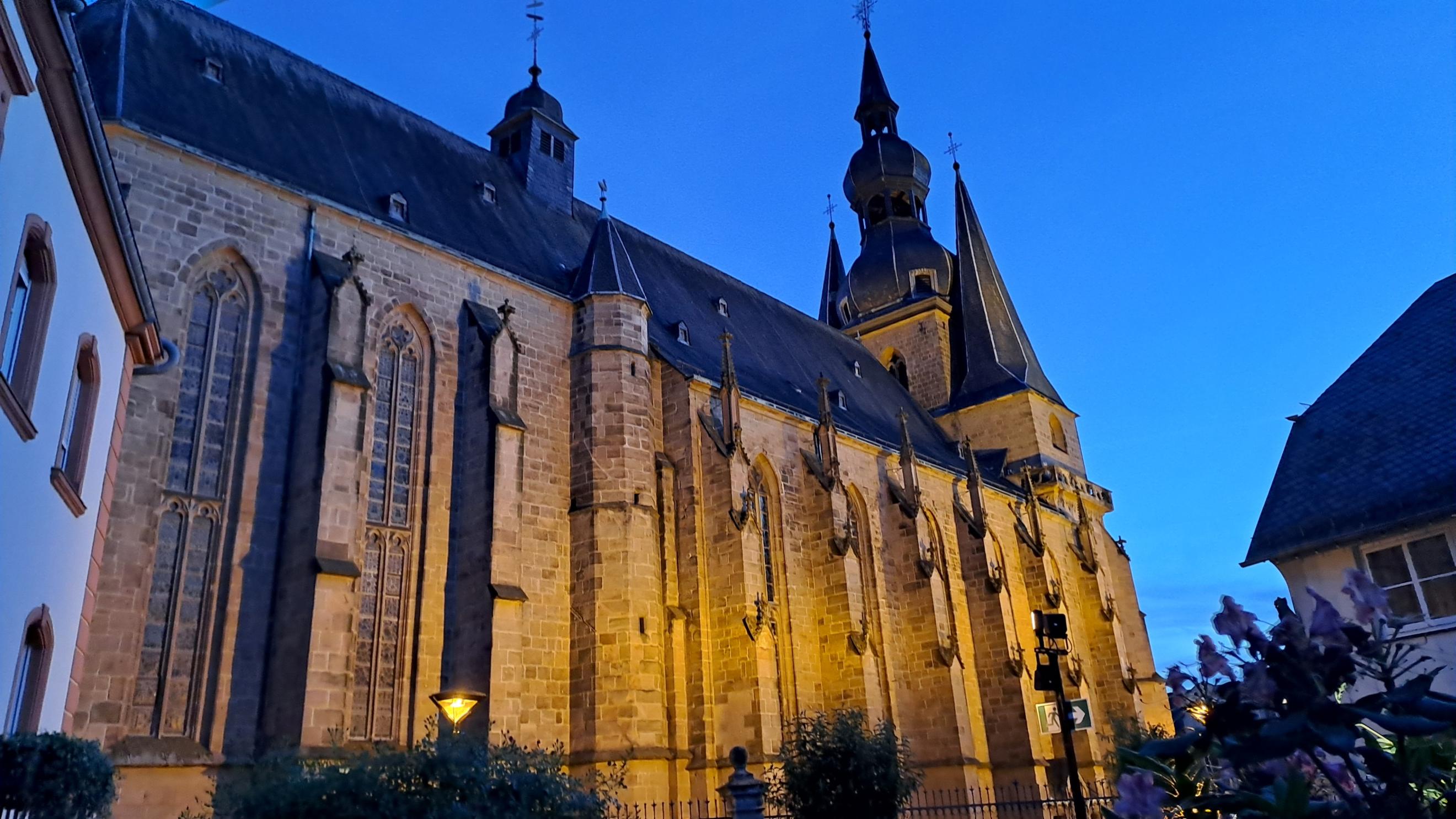 Das Foto zeigt die beleuchtete Wendalinusbasilika in St. Wendel von außen