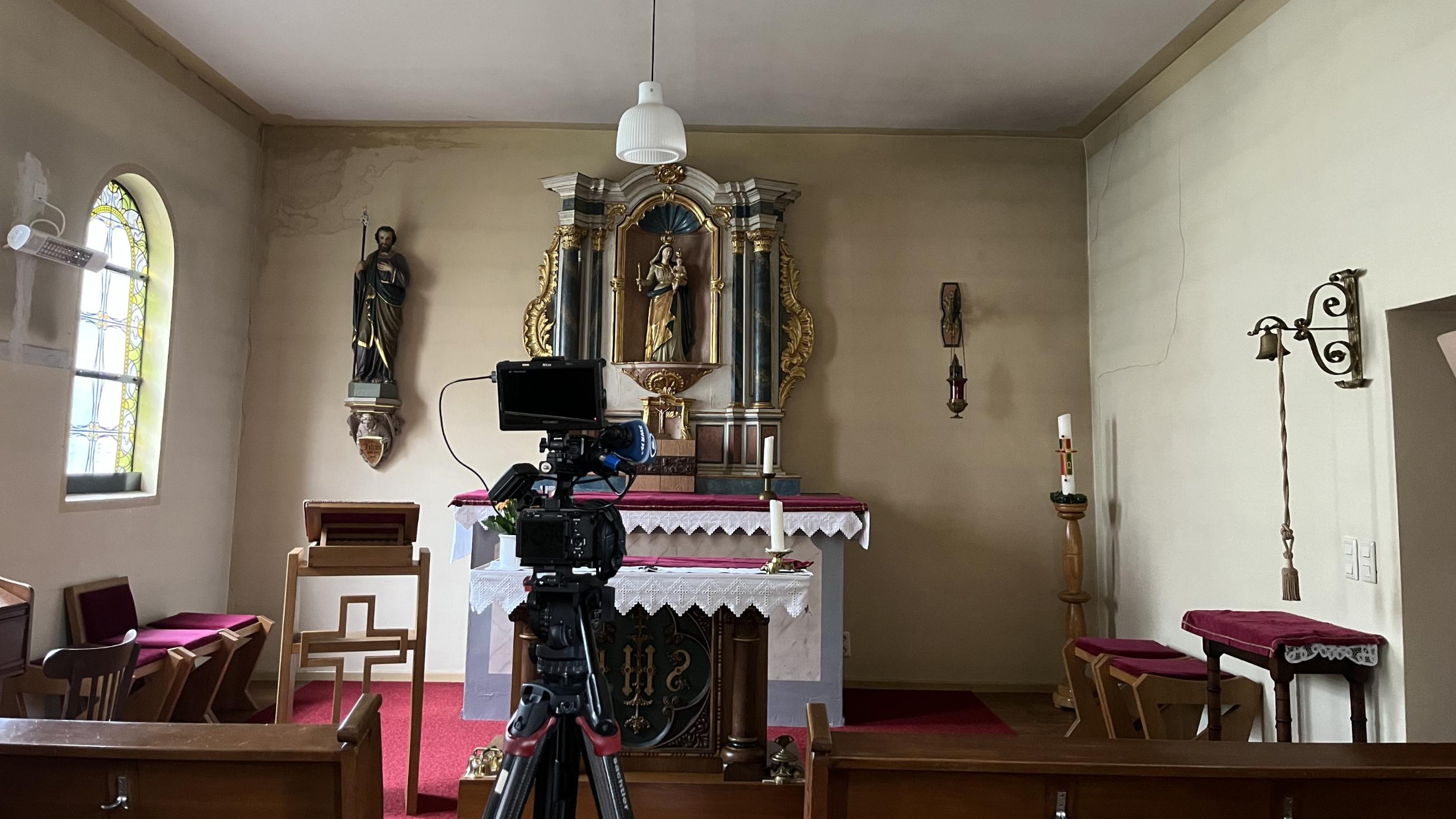 Blick auf den Altar mit einer Filmkamera des SR im Vordergrund