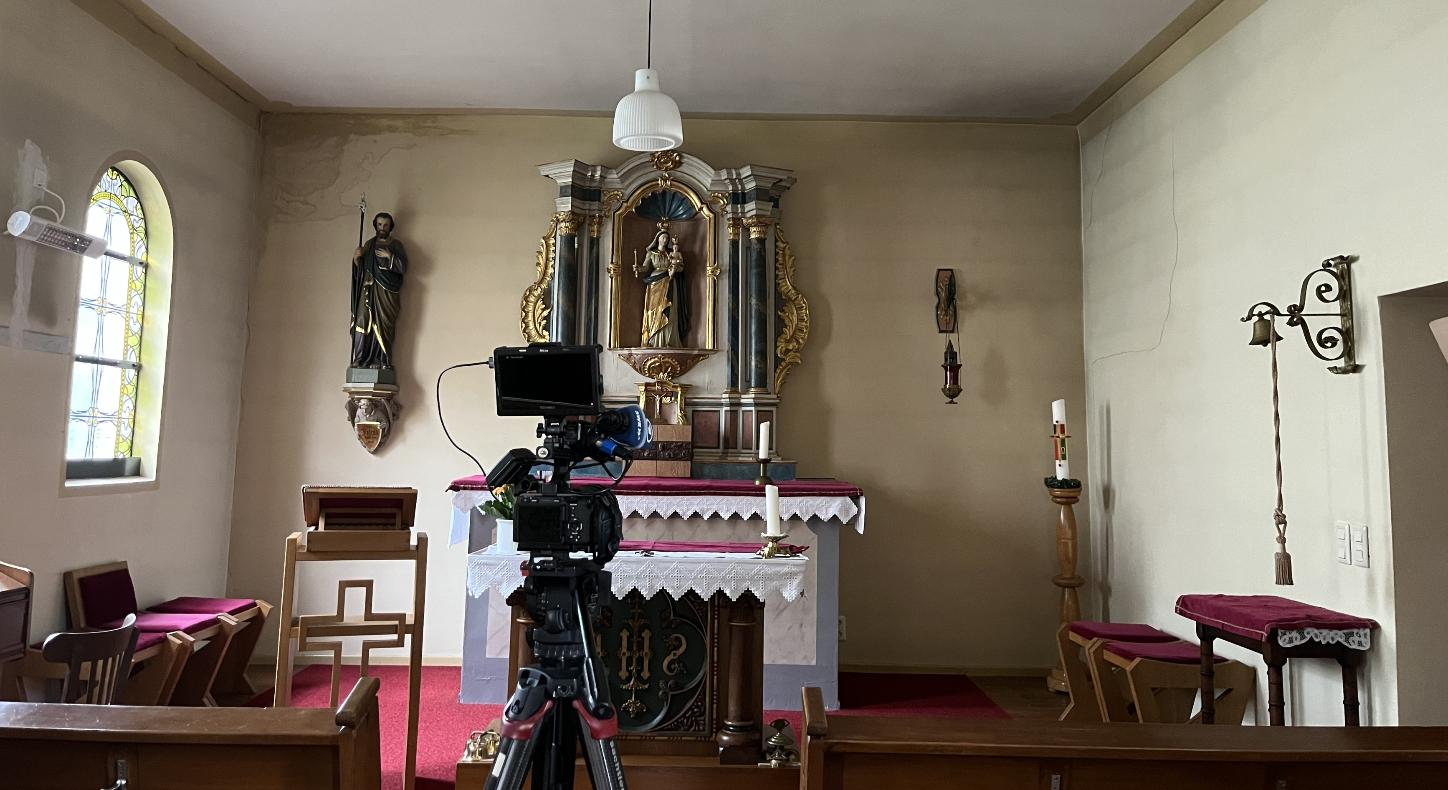 Blick auf den Altar mit einer Filmkamera des SR im Vordergrund