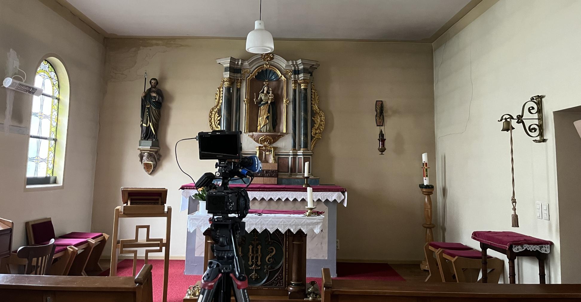 Blick auf den Altar mit einer Filmkamera des SR im Vordergrund