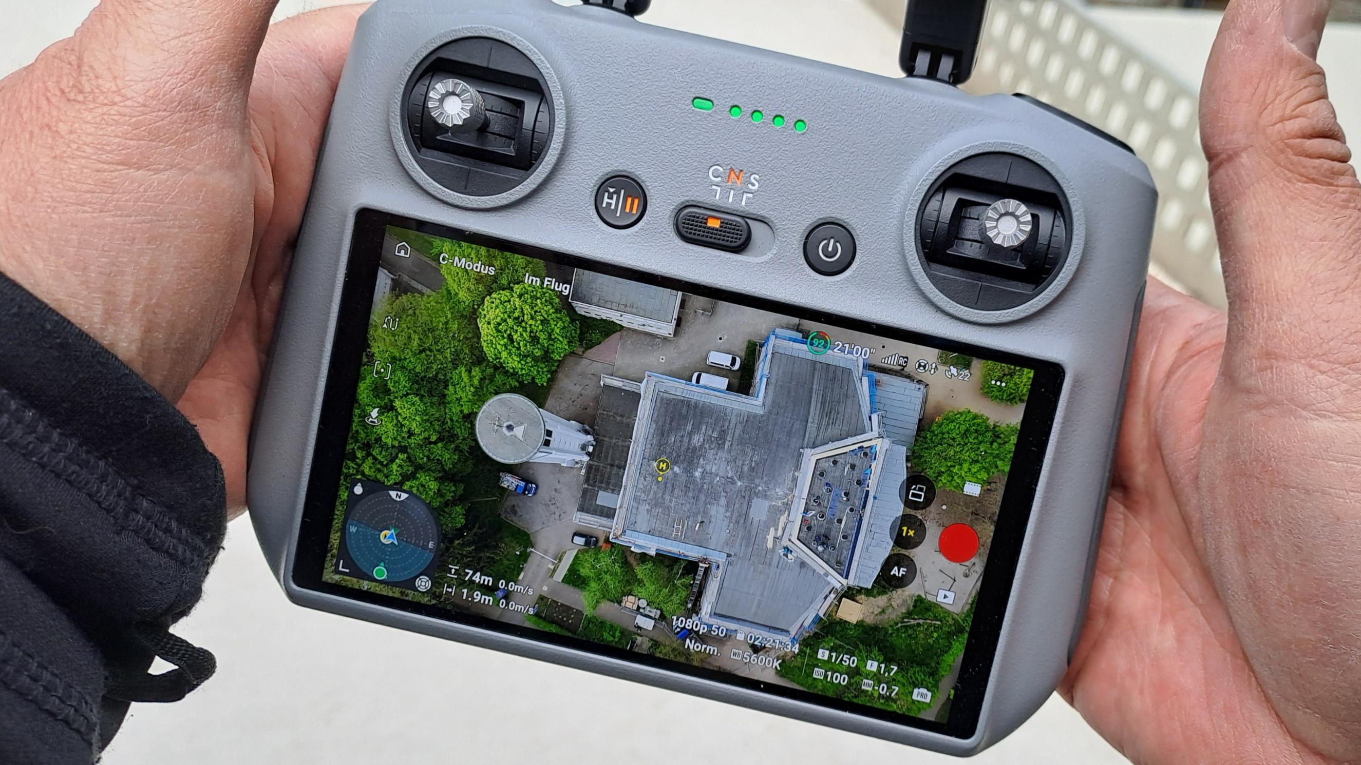 Auf dem Display einer Drohne sieht man die Kirche eli.ja in Saarbrücken von oben