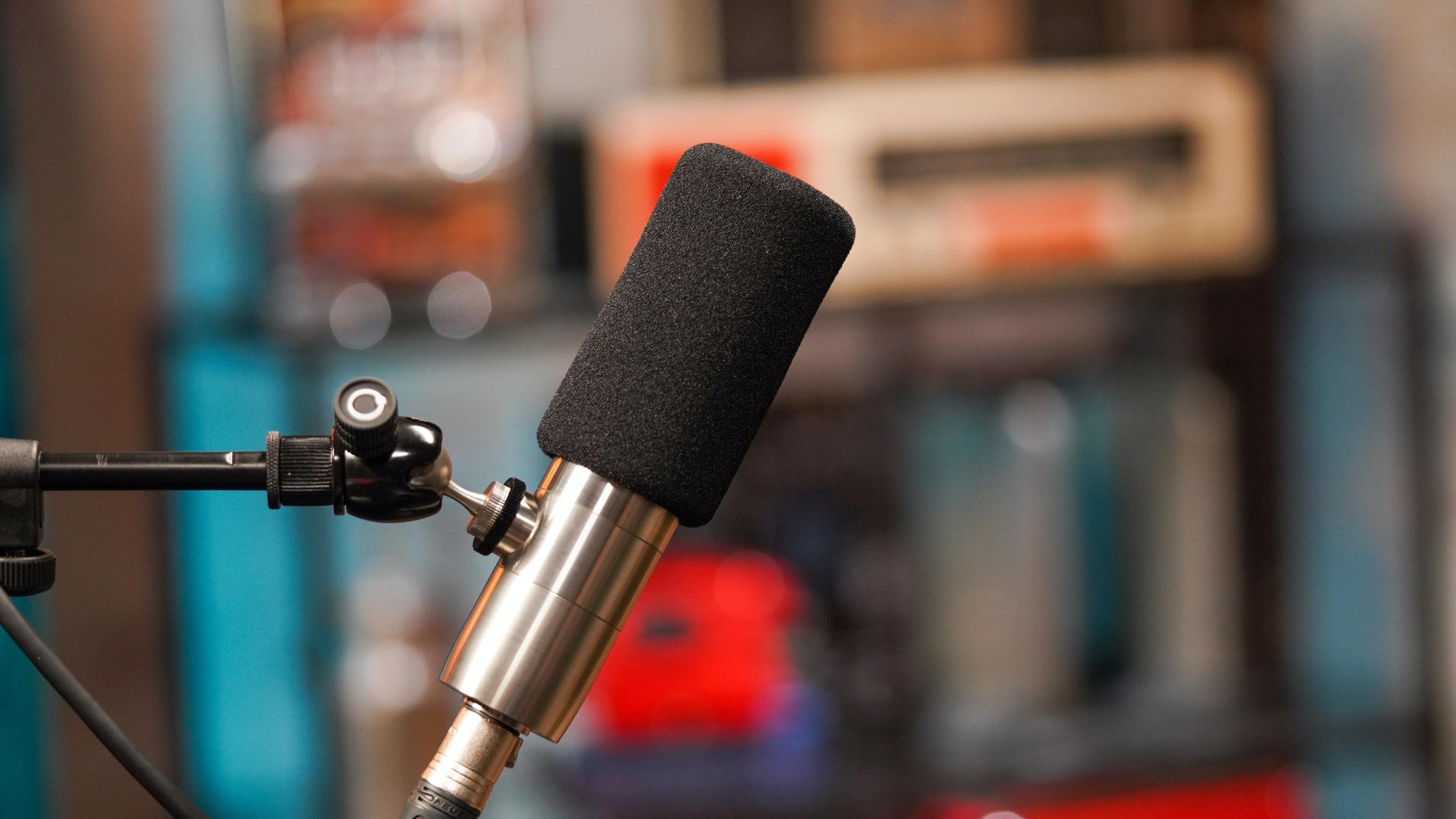Zu sehen ist ein silbernes Mikrofon mit schwarzem Mundteil