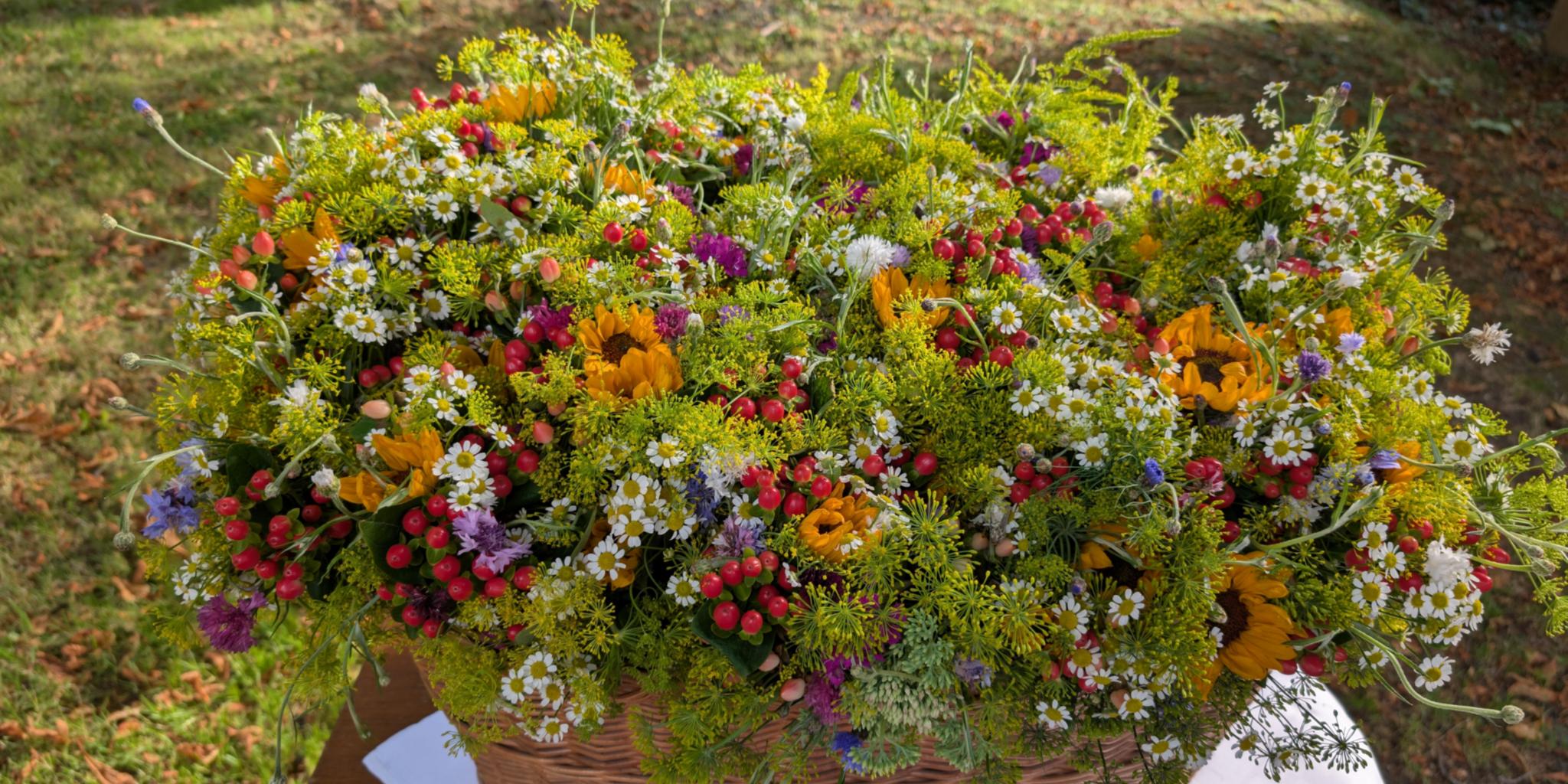 Korb mit verschiedenen Blumen und Kräutern